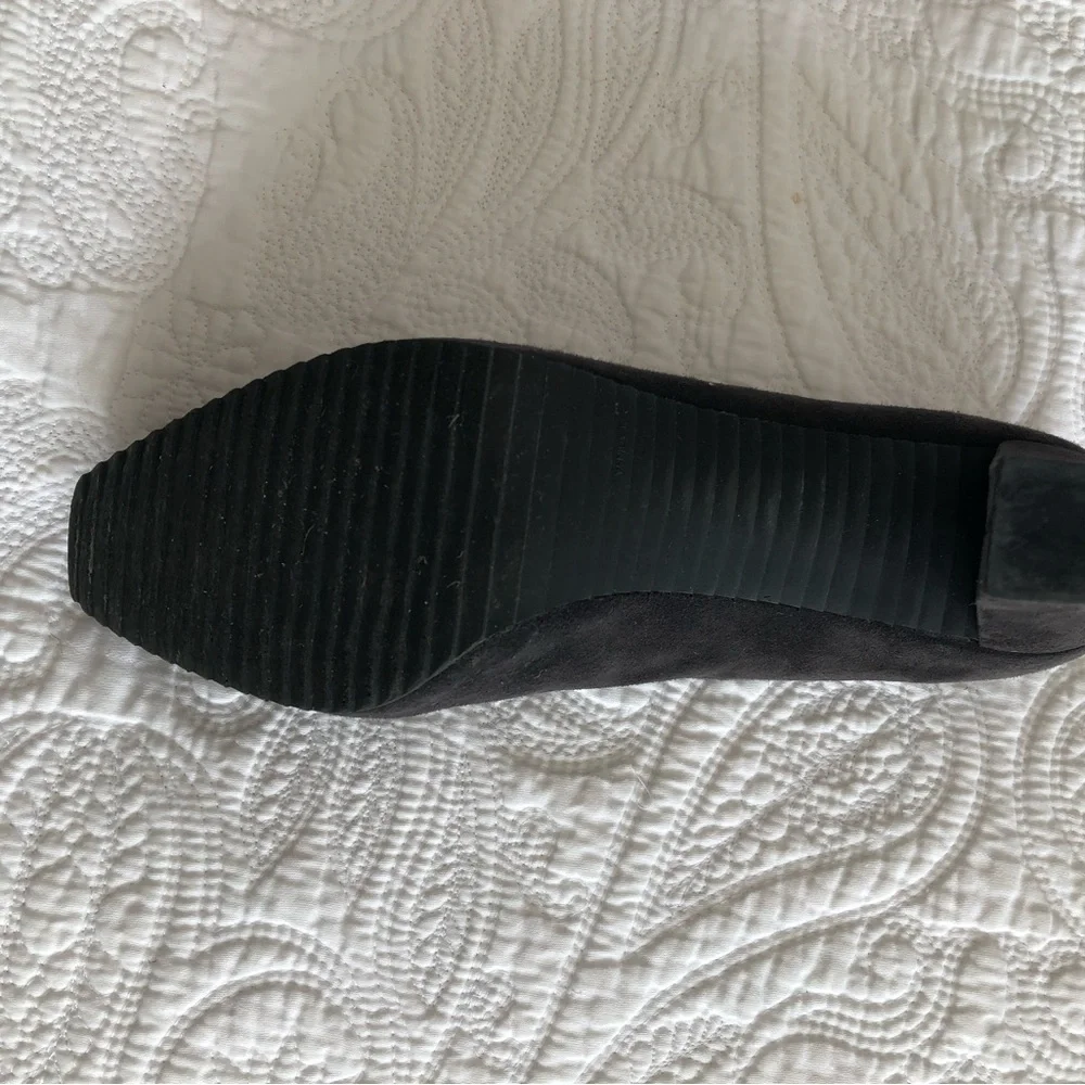 Stuart Weitzman platform suede pumps. Dark grey in colour. - Picture 4 of 6